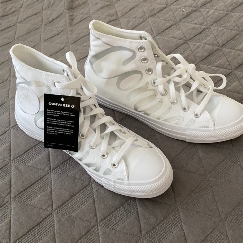 NWT Women’s high top converse